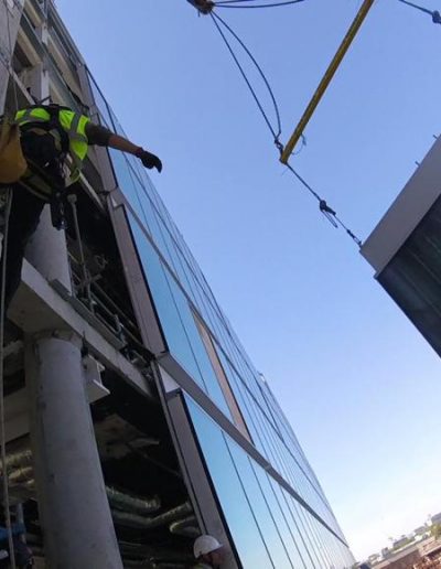 Units facade installing by crane